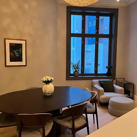 Spacious High-end By The Palace Park Apartment *