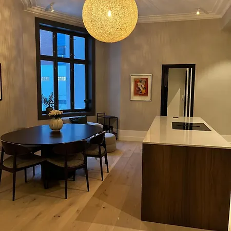 Spacious High-end By The Palace Park Apartment