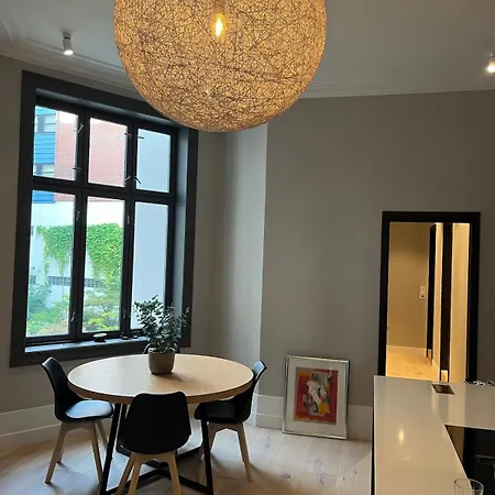 Spacious High-end By The Palace Park Apartment *