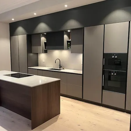 Spacious High-end By The Palace Park Lägenhet *