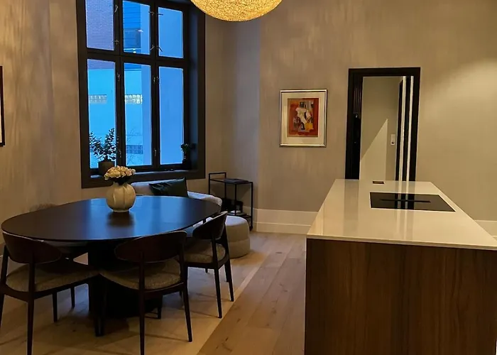 Spacious High-end By The Palace Park Apartment