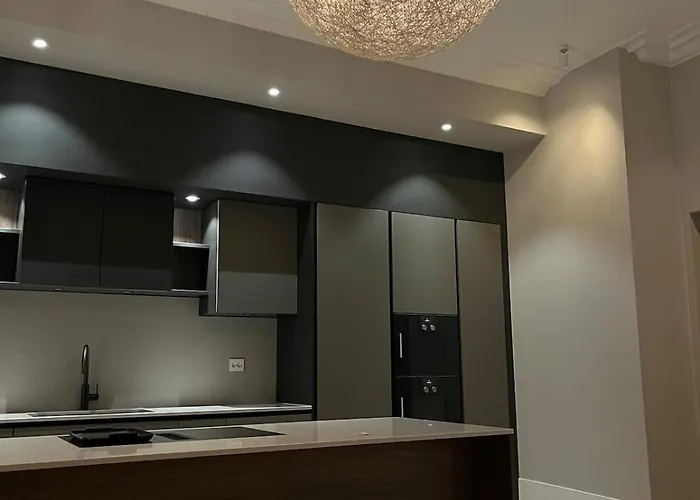 Spacious High-end By The Palace Park Apartment *