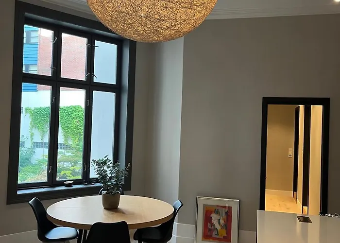 Spacious High-end By The Palace Park Apartment *