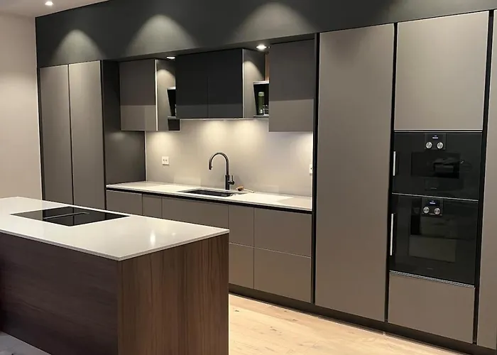 Spacious High-end By The Palace Park Apartment *