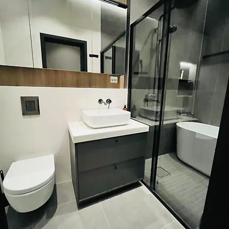 Spacious High-end By The Palace Park דירה