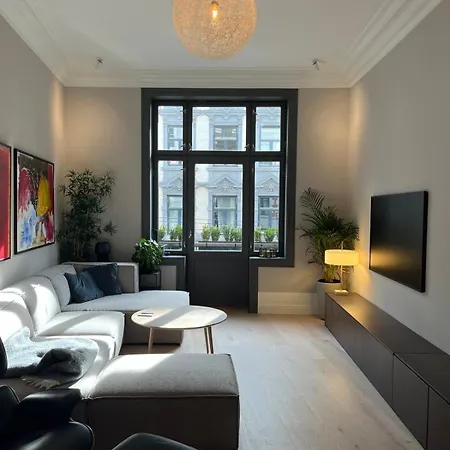 Spacious High-end By The Palace Park *