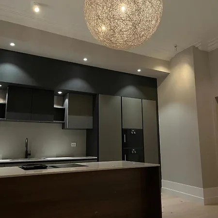 Spacious High-end By The Palace Park דירה *